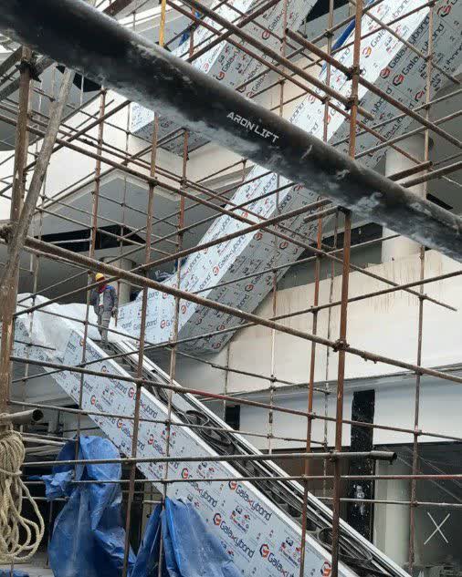  پل‌برقی تجاری اصفهان، راه‌حلی مدرن و ایمن برای جابجایی مداوم در پاساژها و مراکز خرید است. طراحی مهندسی و اجرای استاندارد، استحکام و دوام طولانی‌مدت آن را تضمین می‌کند. این پل‌برقی‌ها با نصب حرفه‌ای، تجربه‌ای راحت و ایمن برای مشتریان و کارکنان فضاهای تجاری فراهم می‌آورند.